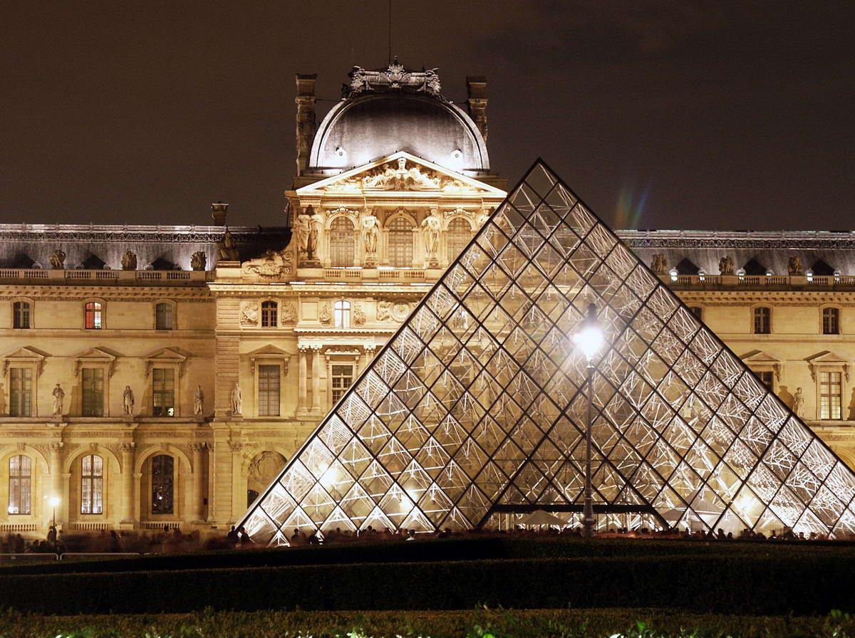 Bảo tàng Louvre là một trong những viện bảo tàng lớn nhất Paris