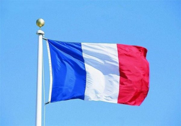 Nước Pháp quốc kỳ: Quốc kỳ của Nước Pháp luôn là biểu tượng của sự kiêu hãnh và độc lập. Những sọc màu xanh, trắng, đỏ vẫn được giữ nguyên và trở thành biểu tượng văn hóa của nước Pháp. Hãy cùng ngắm nhìn hình ảnh quốc kỳ này, đem đến cho bạn cảm giác yêu nước và tự hào  về đất nước này.